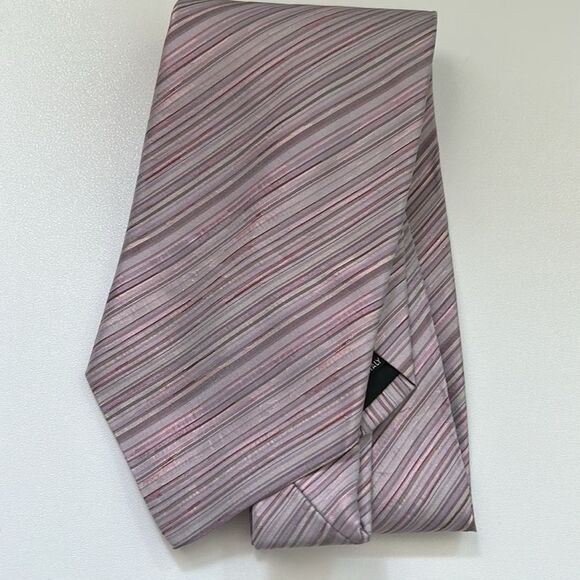 Hugo Boss lavender 100% silk tie.  Made in Italy. - Picture 4 of 4